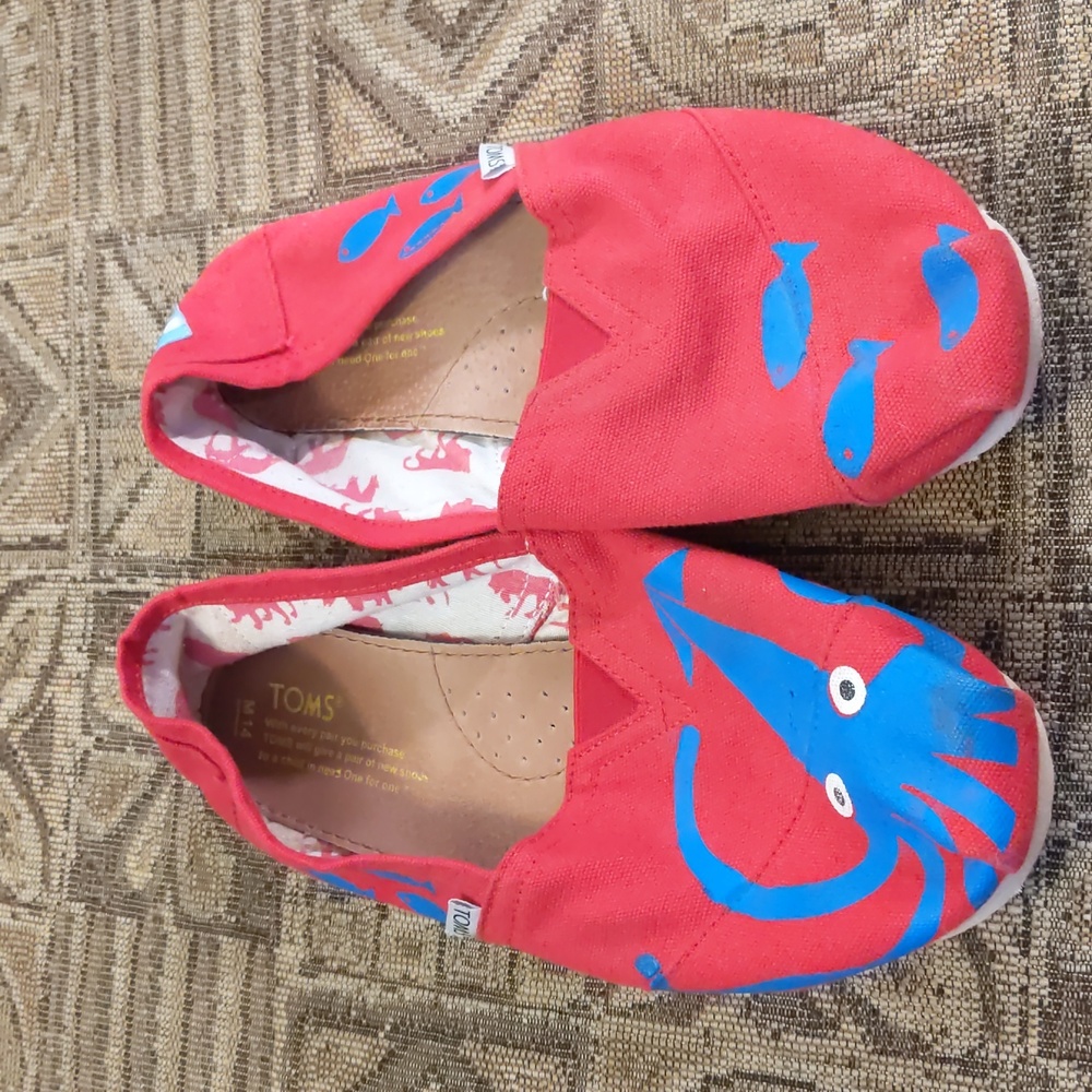 Toms mens shoes with fish and squid screen print pattern